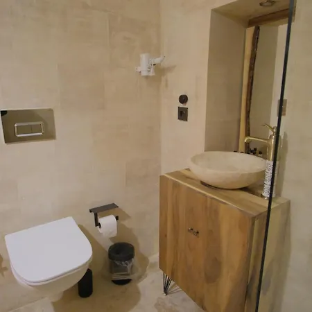 Euphoria Cave House ホテル